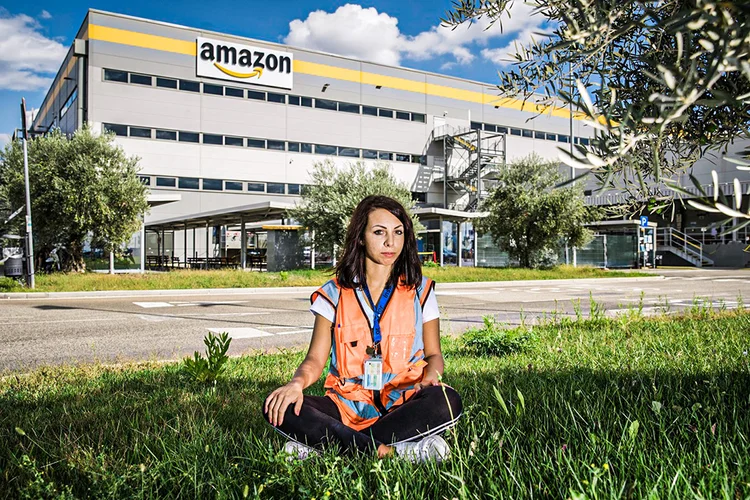 Francesca Gemma, funcionária da Amazon na Itália: vendas online dispararam na crise (Gianni Cipriano/The New York Times)