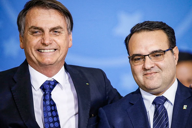 Presidente Jair Bolsonaro e ministro Jorge Oliveira durante cerimônia no Palácio do Planalto
24/06/2020 REUTERS/Adriano Machado (Adriano Machado/Reuters)