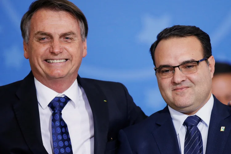 Presidente Jair Bolsonaro e ministro Jorge Oliveira durante cerimônia no Palácio do Planalto
24/06/2020 REUTERS/Adriano Machado (Adriano Machado/Reuters)