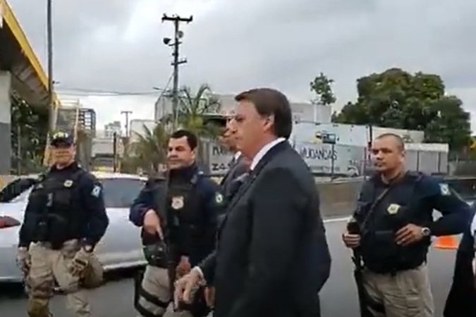 Bolsonaro passeia sem máscara em Resende, no Rio de Janeiro