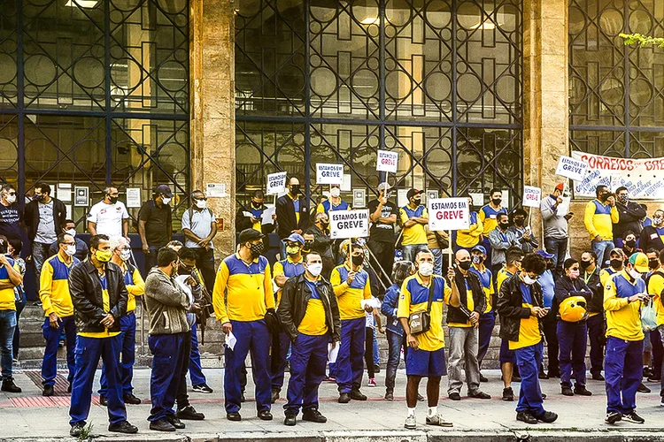 Funcionários dos Correios em greve, em setembro, fazem protesto em Campinas, no interior paulista; paralisação que durou 35 dias fez empresas de e-commerce procurarem alternativas para o envio de mercadorias (Wagner Souza/FuturaPress)