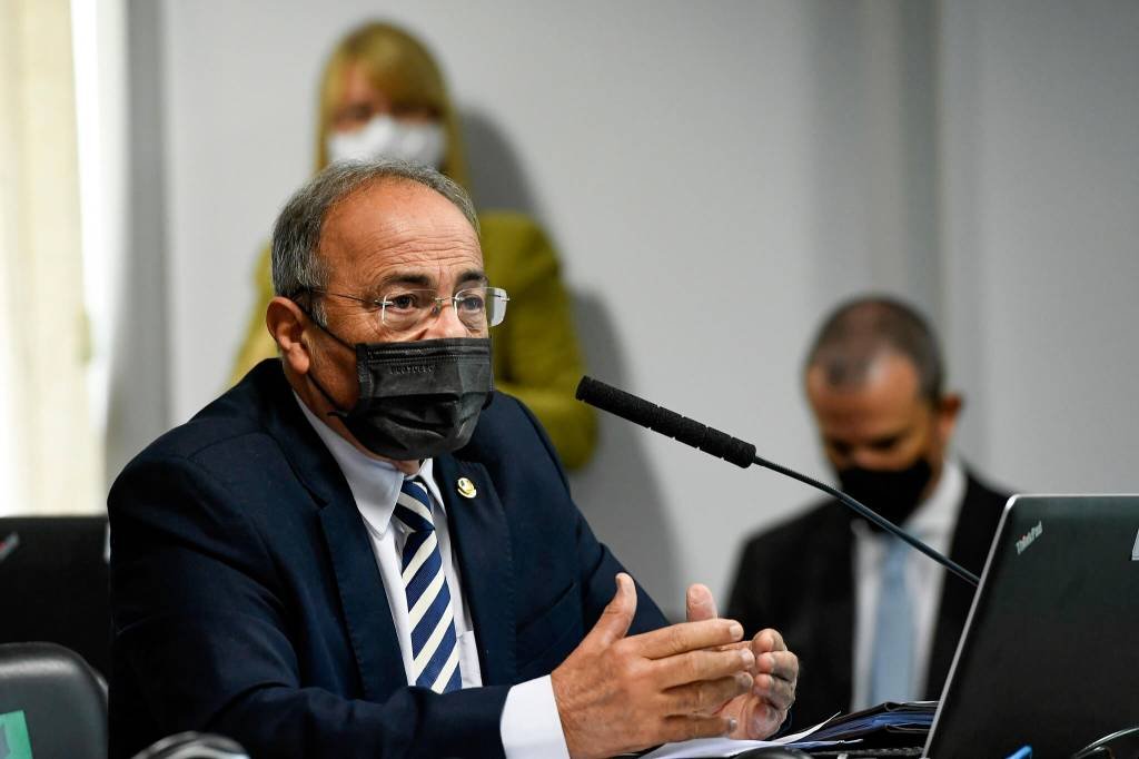 Senador Chico Rodrigues, do dinheiro na cueca, pede afastamento do mandato