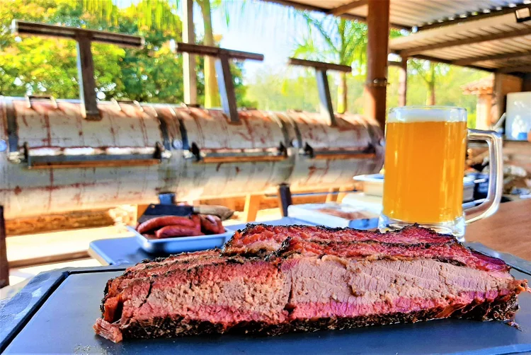 Corte preparado em pit: churrasco americano no interior de SP (Divulgação/Divulgação)