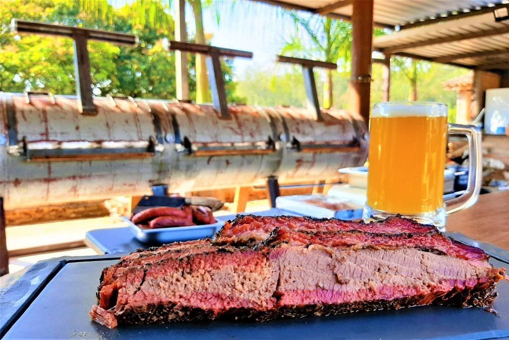 Revolução do Churrasco: maior pit do Brasil defuma 500 quilos de carne