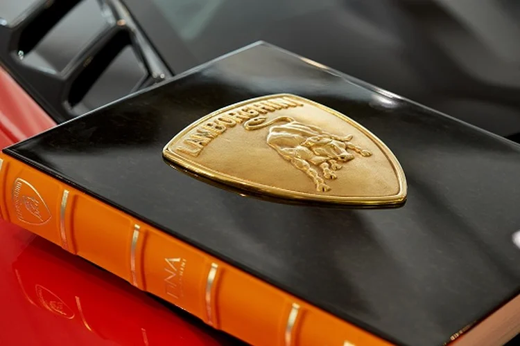 Livro sobre os Lamborghinis (Divulgação/Divulgação)