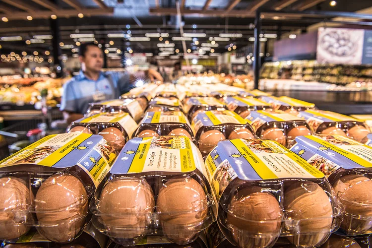 Supermercado Carrefour, em São Paulo: a indústria e as galinhas fizeram sua parte, com nada menos que 1.500 ovos por segundo produzidos no Brasil (Germano Lüders/Exame)