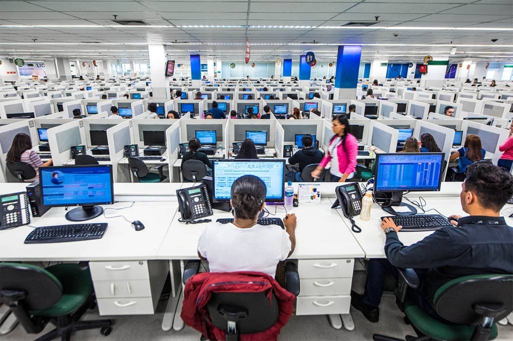 Call-Center: mudança das operadoras de voz ameaça muitas das 1.3 milhão de pessoas empregadas por empresas terceirizadas em países como Filipinas (Germano Lüders/Exame)