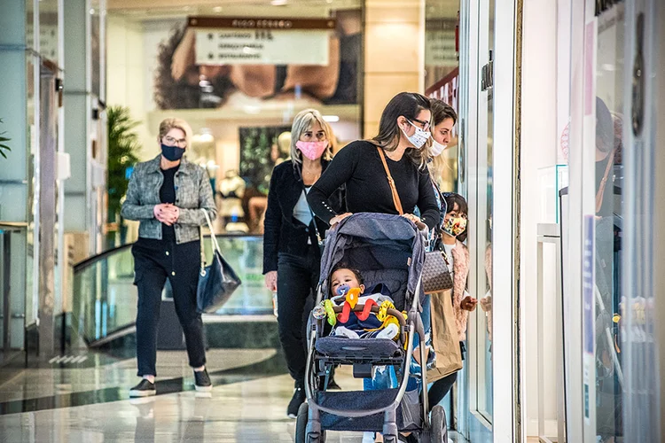 Pessoas de máscaras em shopping:mediana das projeções para a inflação aponta para um IPCA de 2,47% neste ano (Germano Lüders/Exame)