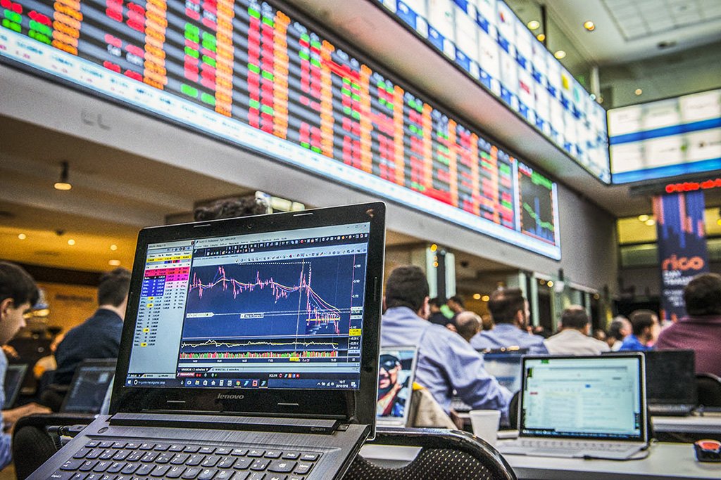 Ibovespa cai com NY e Magalu dispara na contramão do mercado