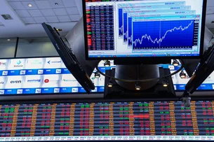 Ibovespa abre próximo da estabilidade; dólar cai 0,35%