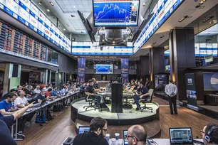 Imagem referente à matéria: Ibovespa abre em alta após encontro de Lula e Trump; dólar cai