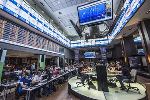Ibovespa abre em forte alta e bate os 141 mil pontos, renovando máxima histórica