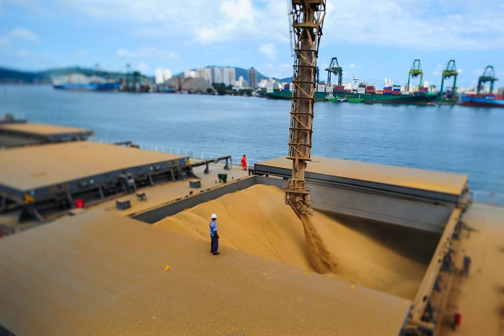 Escoamento de soja para exportação no Porto de Santos: preço e volume recorde em 2021 | Foto: Germano Lüders/EXAME (Exame/Germano Lüders)