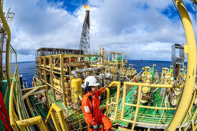 Plataforma de extração de petróleo da Petrobras. (Germano Lüders/Exame)