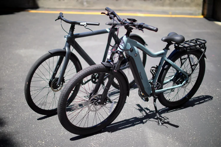 Dois modelos de e-bikes (Jim Wilson/The New York Times)