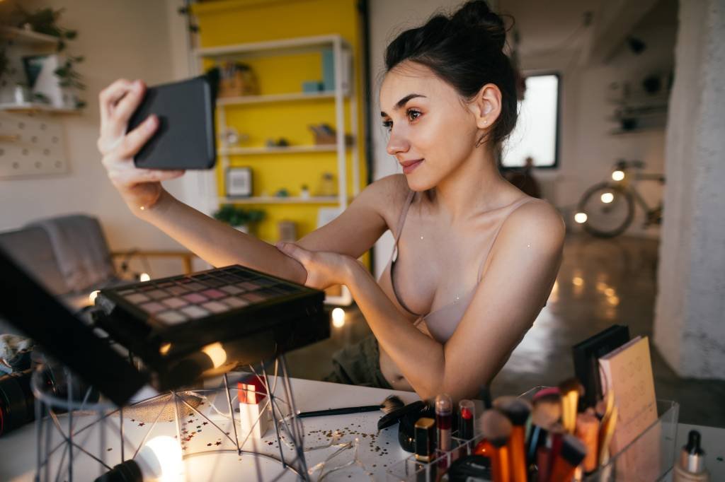 Algoritmo do Instagram favorece nudez e padrões de beleza, diz estudo