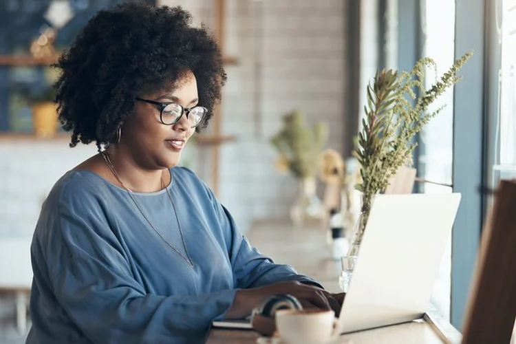 Separar as finanças pessoais e as finanças da empresa é um passo essencial para trazer mais maturidade ao negócio e melhorar a gestão do fluxo de caixa (kupicoo/Getty Images)