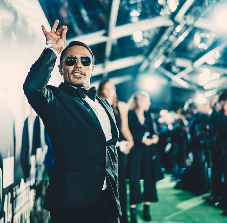 Salt Bae em evento da Fifa no ano passado (Simon Hofmann - FIFA/FIFA/Getty Images)