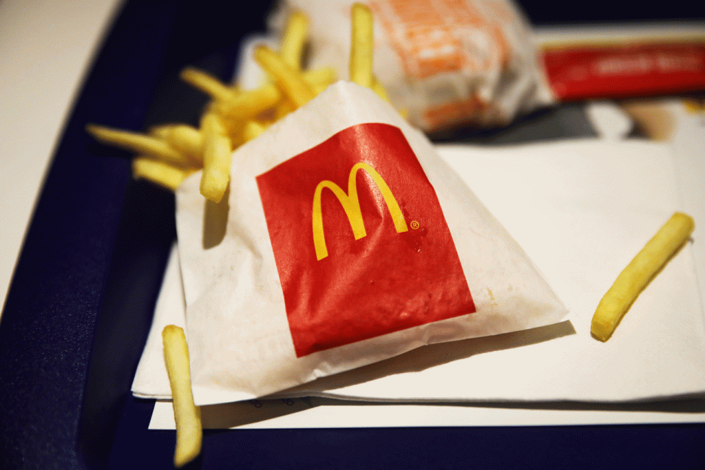 As mudanças ocorrem enquanto o McDonald’s navega, como definiu Chris Kempczinski, CEO da companhia, “um ambiente de operação cada vez mais incerto e complexo” (Jakub Porzycki/Getty Images)