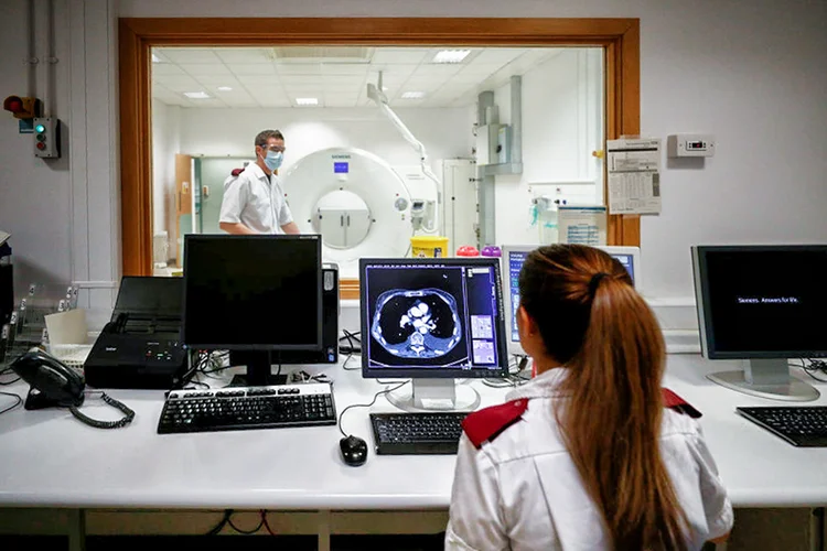 Exames de tomografia computadorizada podem revelar casos de covid-19 com alto grau de precisão (Pool/Equipe/Getty Images)