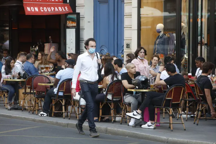 Clientes de um restaurante em Paris: a Europa continua sendo a região com maior número de casos de covid-19 no mundo (NurPhoto/Getty Images)