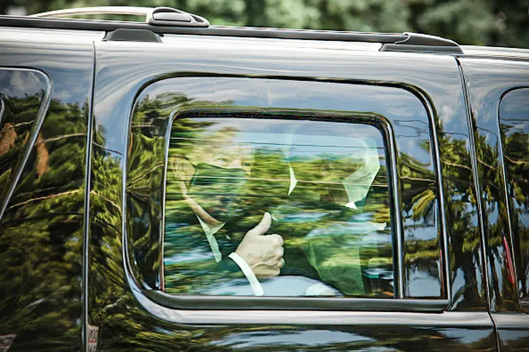 Donald Trump ao sair de carro do hospital para acenar a apoiadores: presidente está internado desde sexta-feira, 2 (Graeme Sloan/Getty Images)