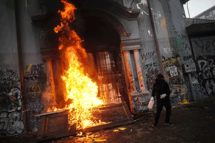 Este ano, manifestações no Chile incendiaram igrejas; na Guatemala, o principal alvo foi o Congresso (Cristobal Saavedra Vogel/Anadolu Agency/Getty Images)