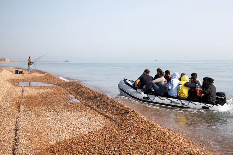 Canal da Mancha tem sido utilizado para imigrantes ilegais desembarcarem no Reino Unido (Luke Dray / Correspondente/Getty Images)