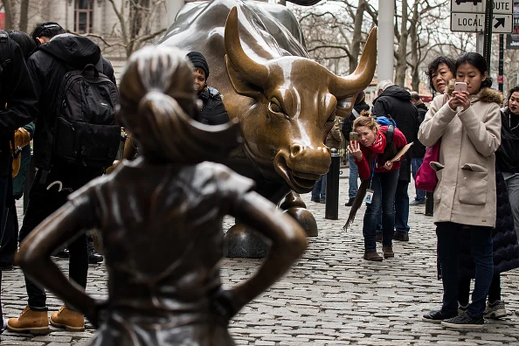 EUA: Estátua da garota instalada em frente ao icônico touro de Wall Street (Drew Angerer/Getty Images)