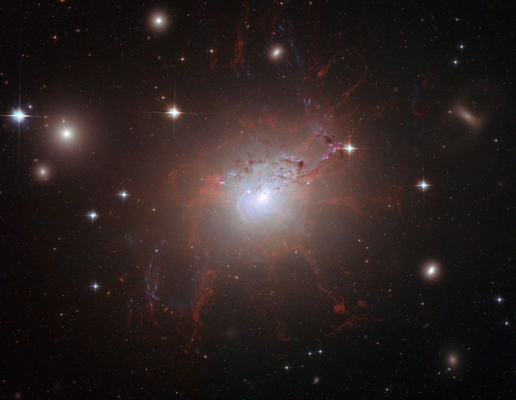 Astrônomos encontram seis galáxias “presas” em buraco negro supermassivo