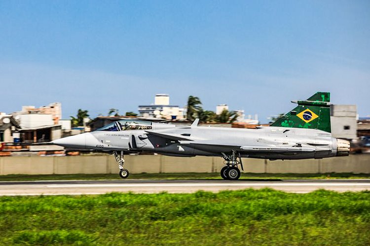 Caça Gripen é apresentado pela Força Aérea Brasileira; veja primeiro voo