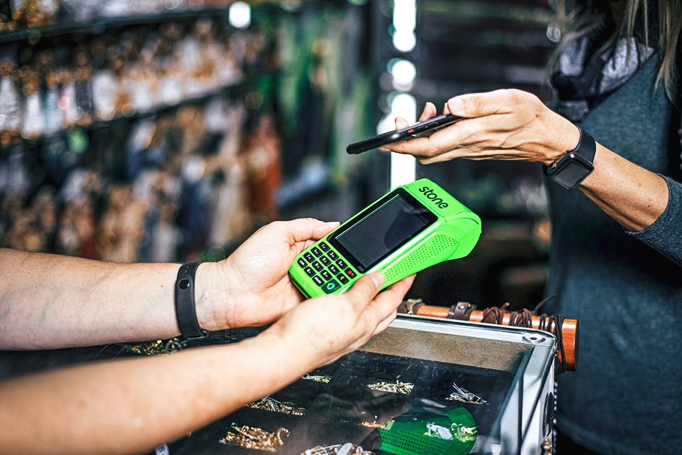 Stone ensaia recomeço após perder R$ 132 bi em valor em um ano