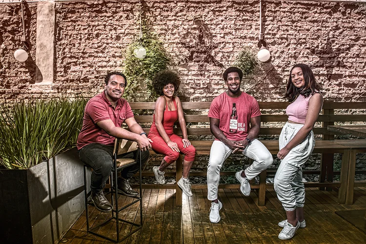 Gustavo Bernardo Francisco, Aléxia Borges Silva, Marcos Madeira e Débora Reis, estagiários da Ambev: as empresas abraçaram a luta por igualdade étnico-racial ao abrir oportunidades para os jovens (Germano Lüders/Exame)