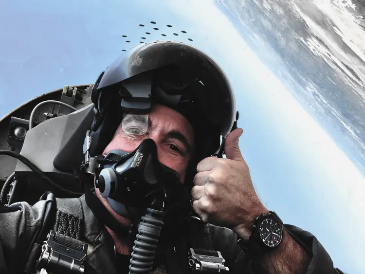 O piloto Jim DiMatteo e seu Pilot Top Gun: testes no caça supersônico (IWC/Divulgação)