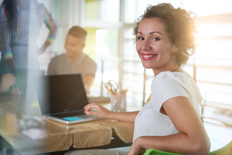 Estima-se que as mulheres deterão um terço da riqueza mundial (US$ 72 trilhões) até 2020. (Freestock/Reprodução)