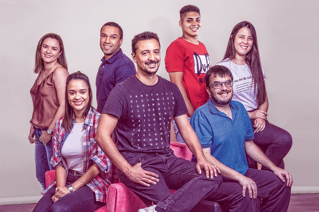 O empreendedor Diego Martins (camisa preta, ao centro) e o time da Acesso Digital: receita em alta ao ajudar empresas a se digitalizarem na pandemia (Exame/Germano Lüders)