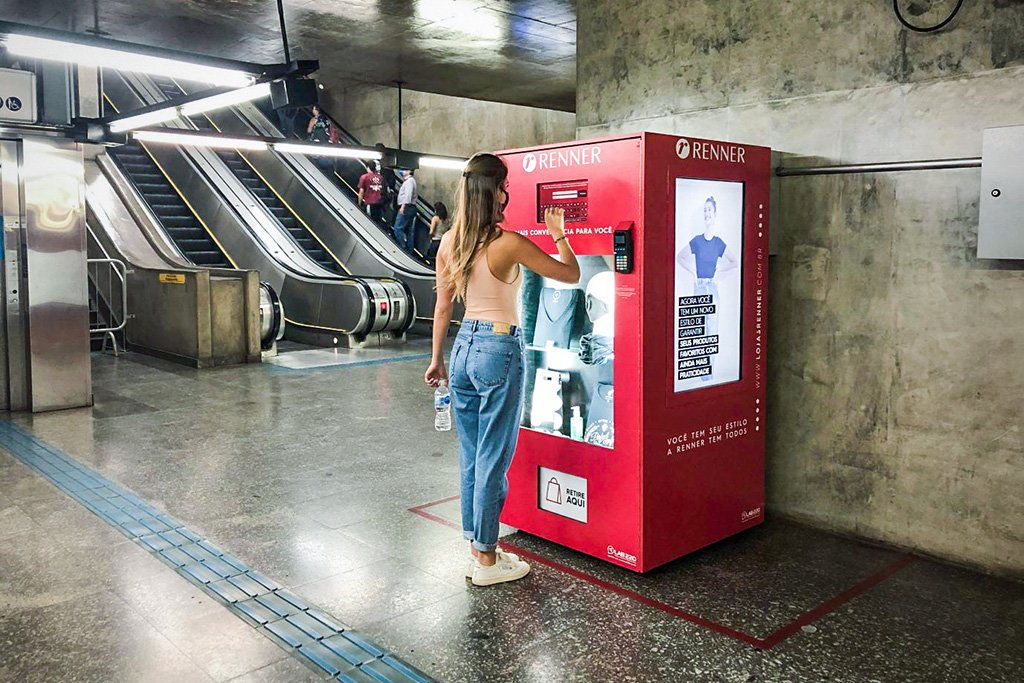 Máquina de vendas em metrô da Renner (Renner/Divulgação)