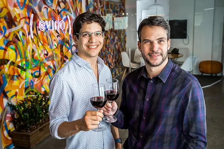 Marcos Leal (de óculos) e Ari Gorenstein, os dois CEOs da Evino (Jussara Martins/Divulgação)