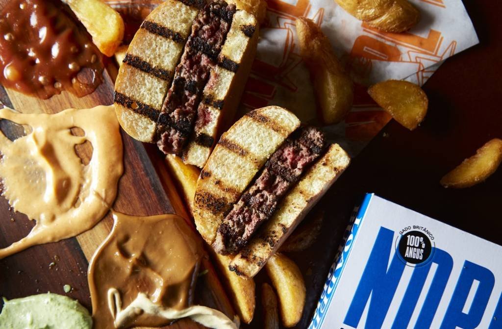 Com discos que misturam carne, queijo e bacon, casa reinventa hambúrguer