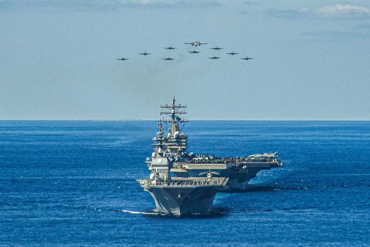 Navio da marinha dos EUA: barcos de guerra do país andam pelas águas de Taiwan durante visita de Nancy Pelosi (Mass Communication Specialist 2nd Class Erica Bechard/U.S. Navy/Divulgação)