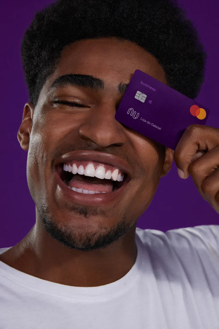 Nubank: o design do cartão para pessoa jurídica tem a cor roxa mais escura e o nome customizado na parte frontal (Nubank/D/Divulgação)