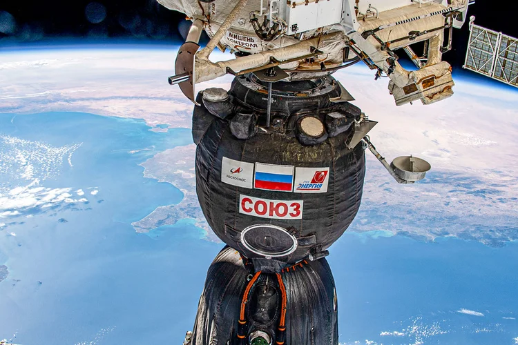 A nave espacial Soyuz MS-17 perto da Estação Espacial Internacional (ISS) (NASA/Divulgação)