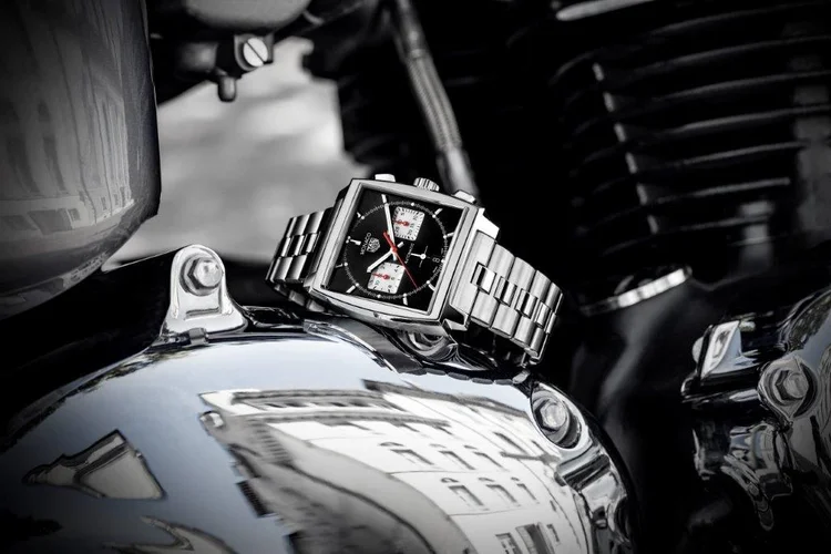O novo TAG Heuer Monaco: versão com pulseira de aço (TAG Heuer/Divulgação)