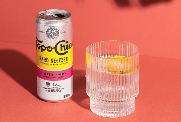 Coca-Cola lançou a Topo Chico Hard Seltzer no Brasil. (João Gorri/Divulgação)