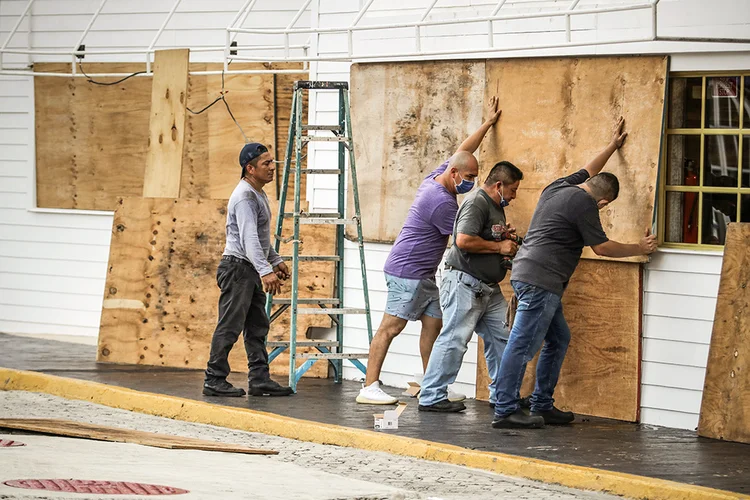 Mexicanos cobrem janelas de restaurante em Cancún antes da chegada do furacão (Jorge Delgado/Reuters)