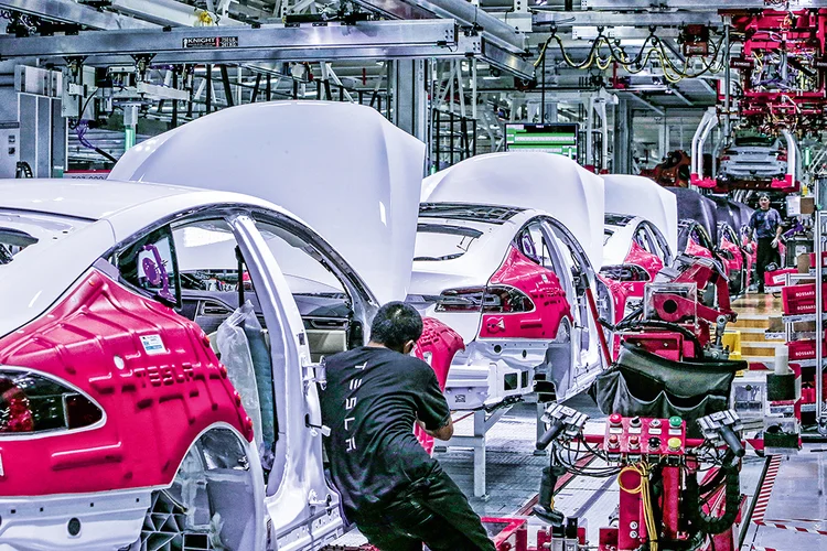 Fábrica de carros da Tesla na Califórnia: os democratas querem que a economia do país seja neutra em carbono até 2050 (Michael Macor/San Francisco Chronicle/Getty Images)