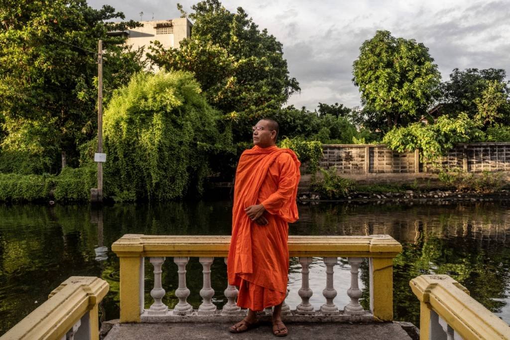 Mentiras no Facebook obrigam monge a fugir do Camboja