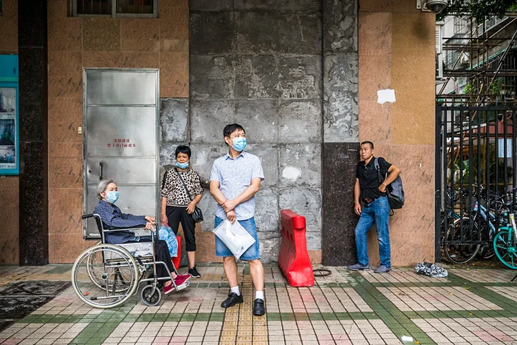 China: milhões de prédios construídos às pressas durante a abertura econômica não têm elevador.  (NYT/The New York Times)