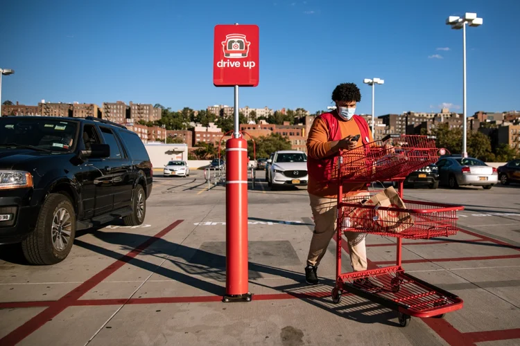 Entregas na porta da loja: Esse método permite que certos grandes varejistas convertam suas lojas em minicentros de atendimento de e-commerce. (Amr Alfiky/The New York Times)