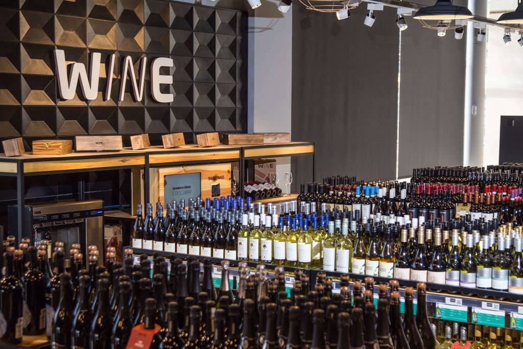 Wine dá vinho de graça em inauguração de loja em Natal